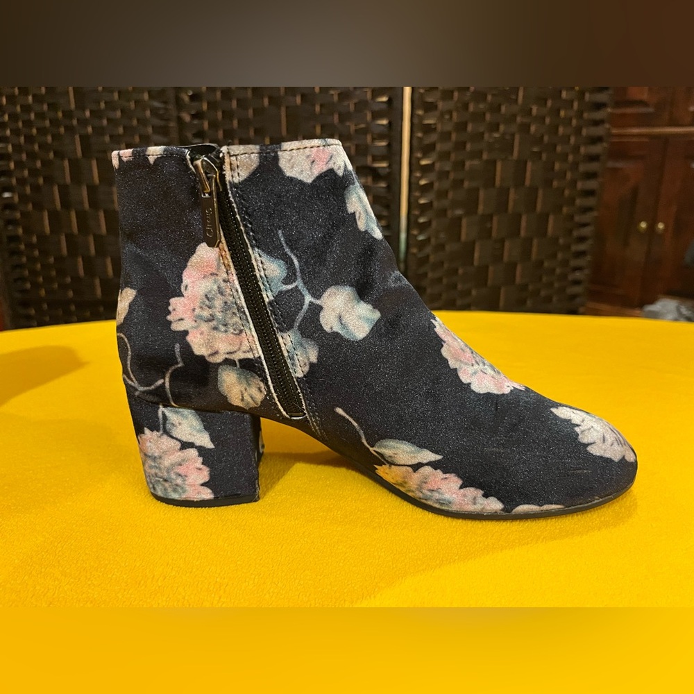 Sam Edelman Circus floral velvet ankle boots/ booties. Black, pink, green. 9.5 - Picture 2 of 8